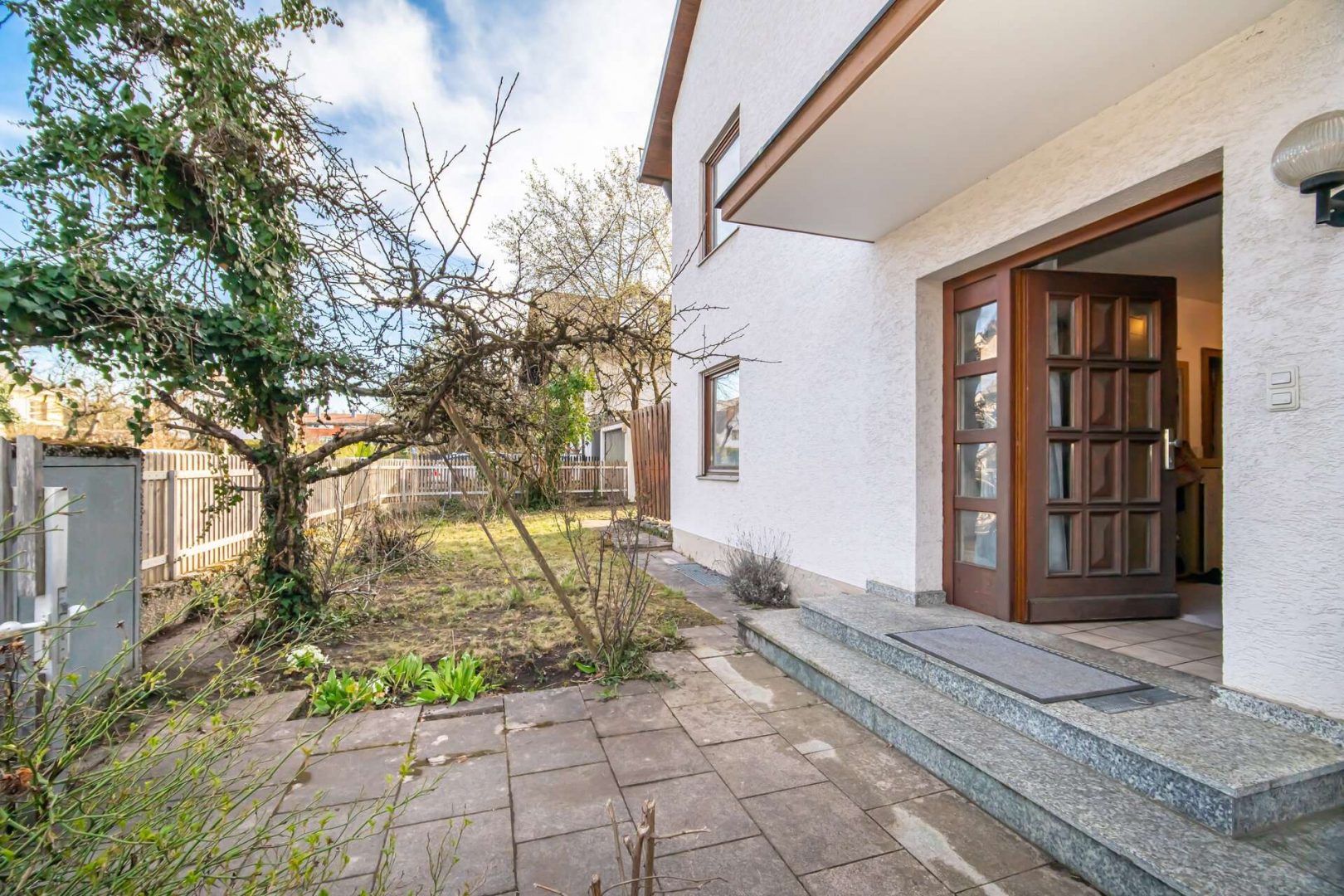 Hauseingang mit Gartenzugang