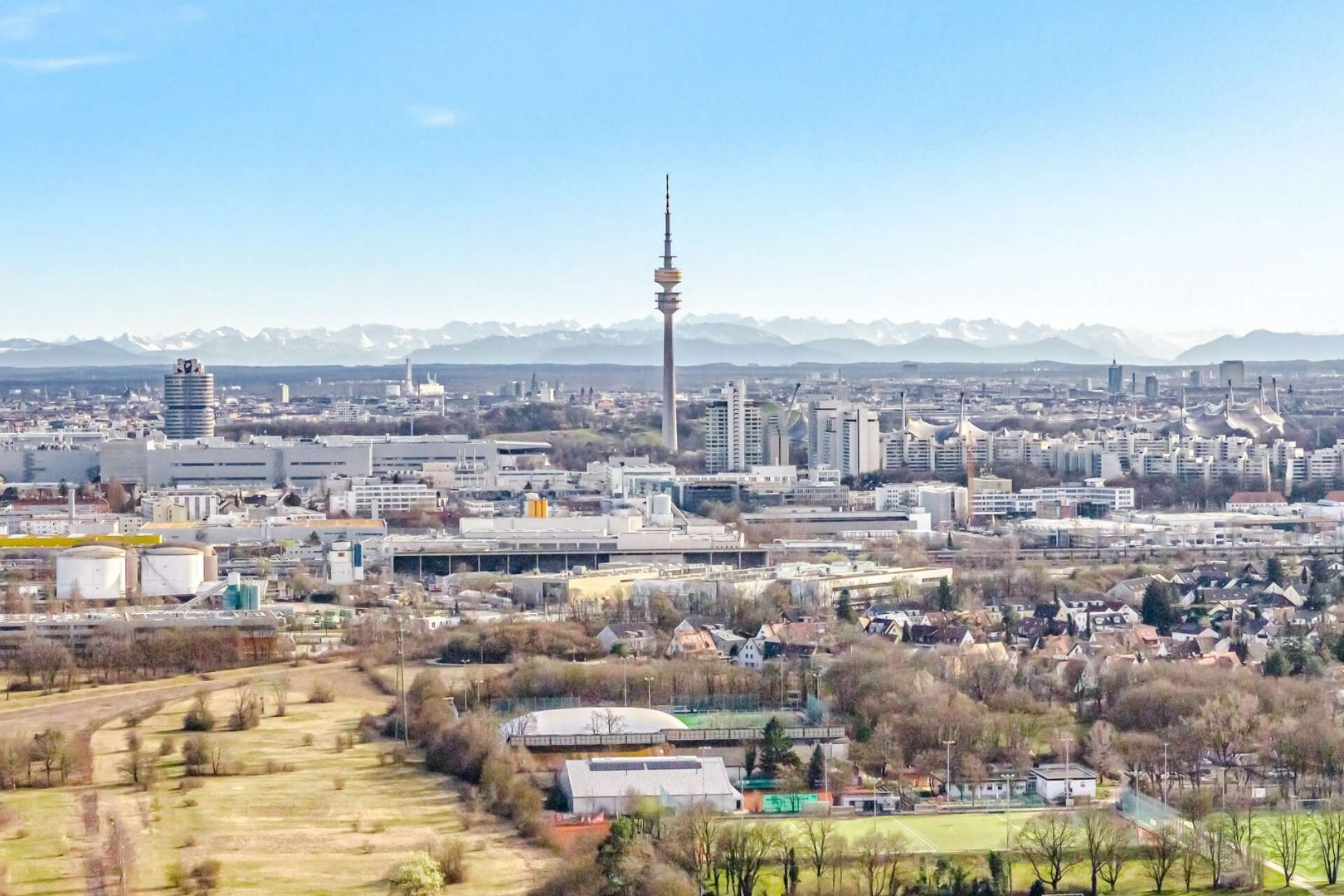 Olympiaturm um die Ecke