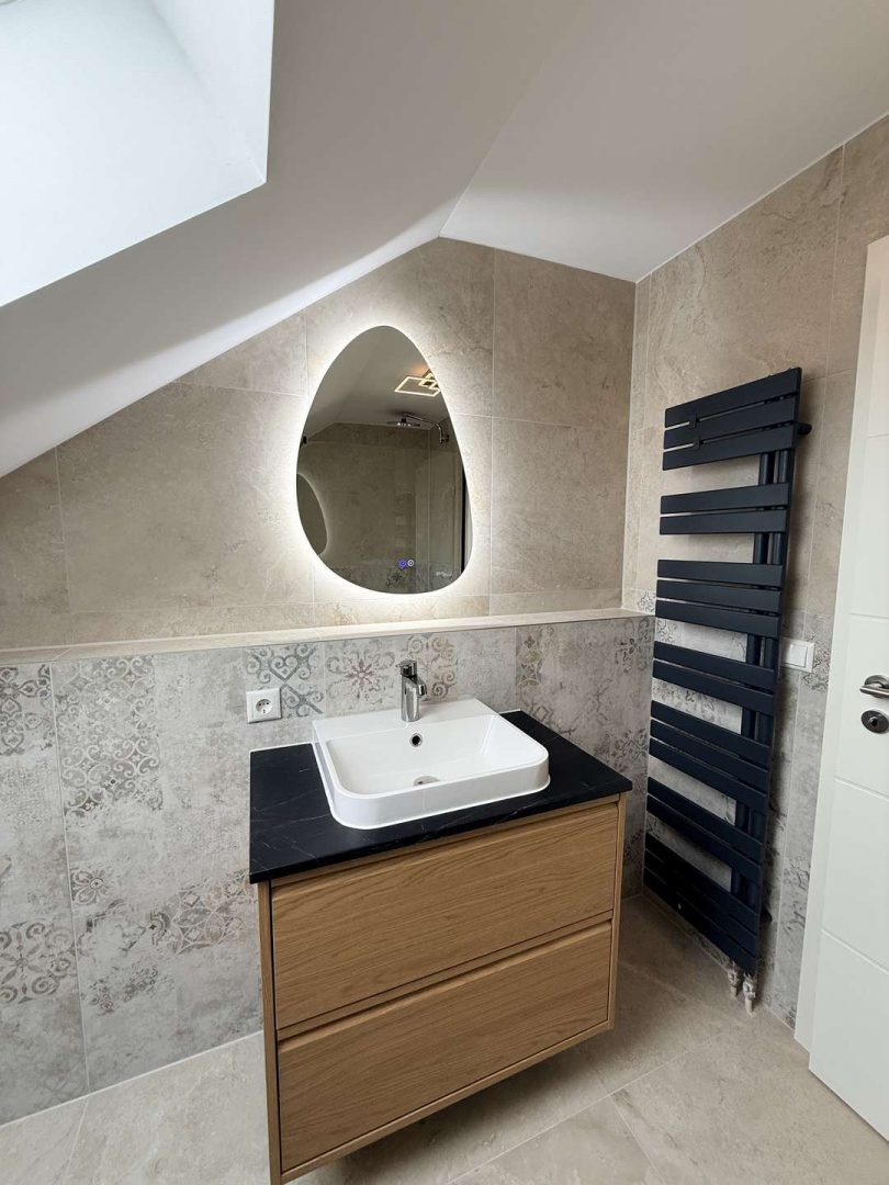 Badezimmer mit beleuchteten Spiegel