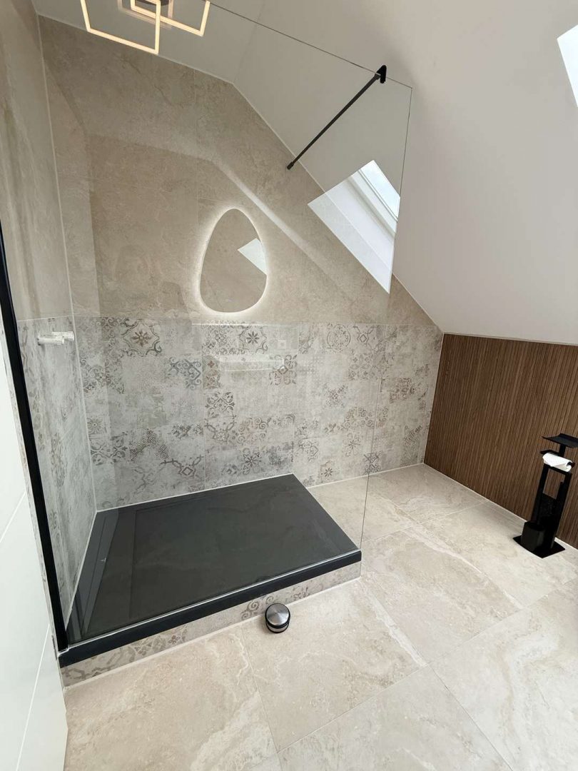 Badezimmer mit großer Dusche