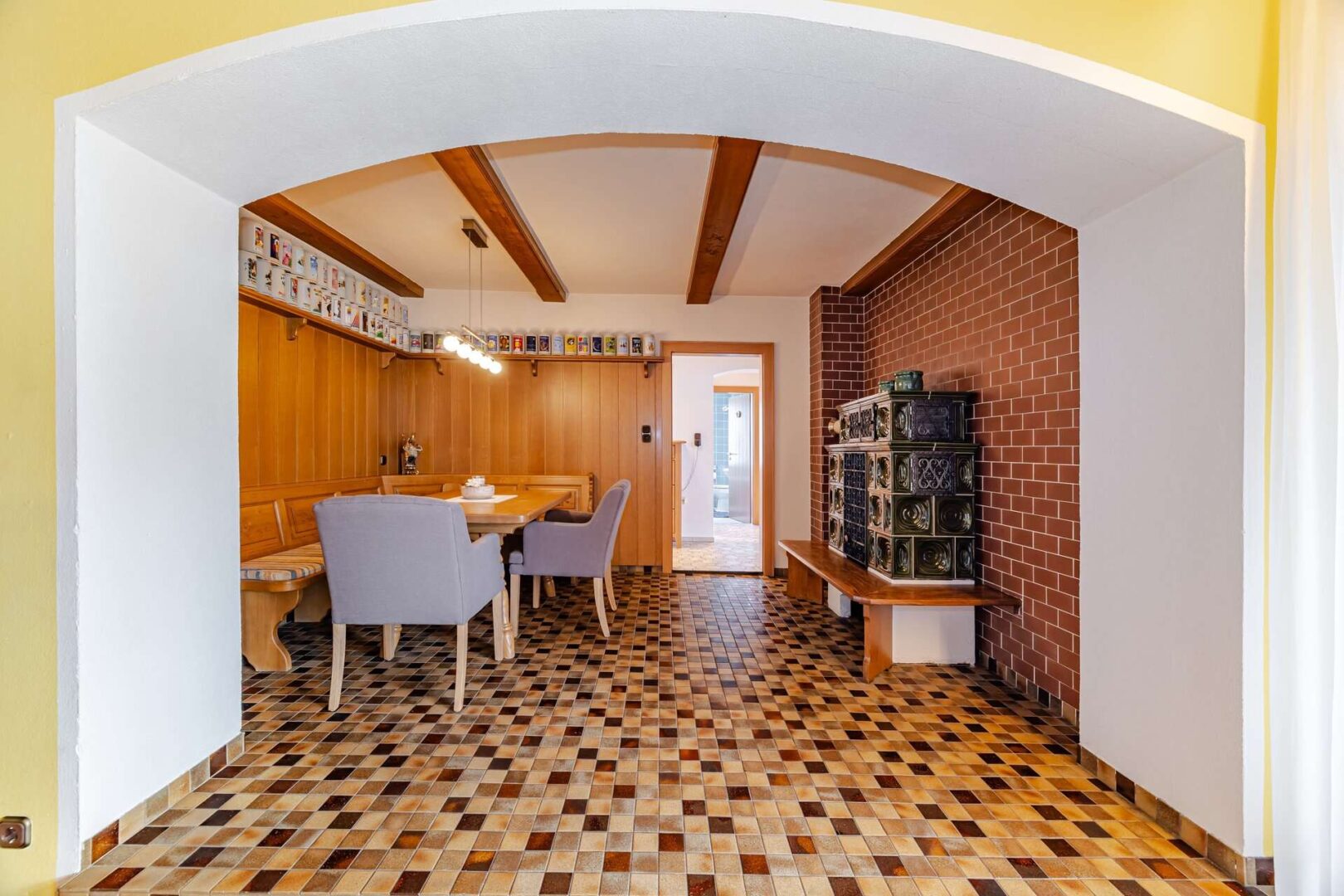 Esszimmer mit Kachelofen