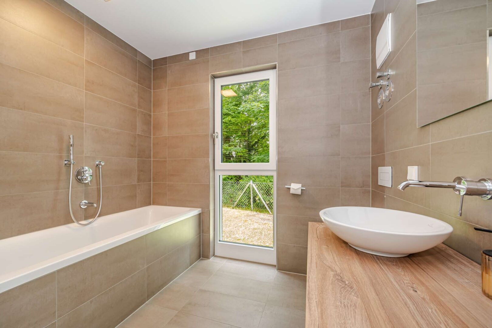 Bad mit Badewanne