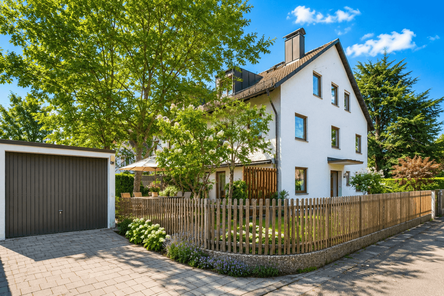Garage und Aussenansicht - KI verbessert