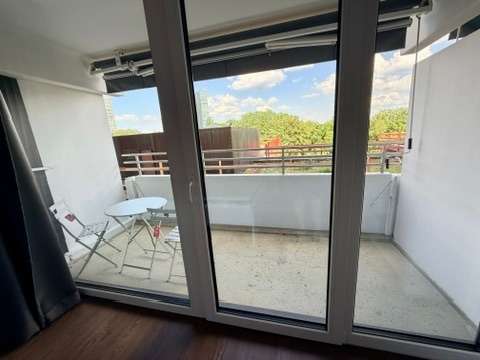 Schöner Balkon mit Markise