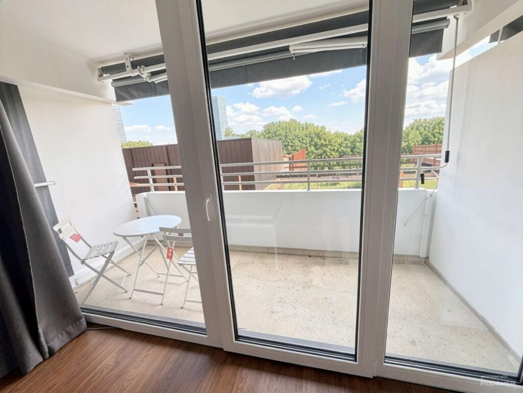 Schöner Balkon mit Markise - (KI generiert)