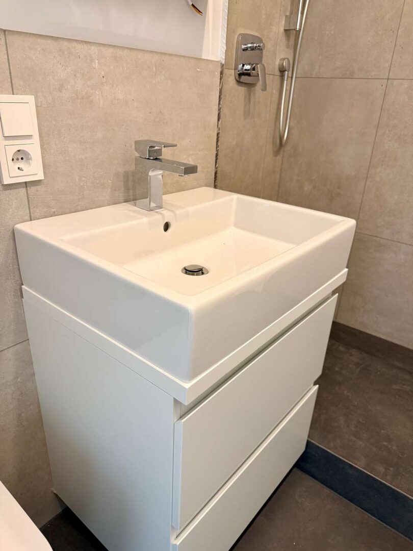 Waschbecken mit Unterschrank